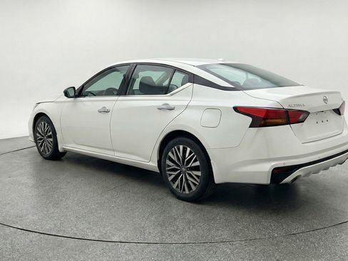 Used 2025 Nissan Altima 2.5 SV FWD image 6
