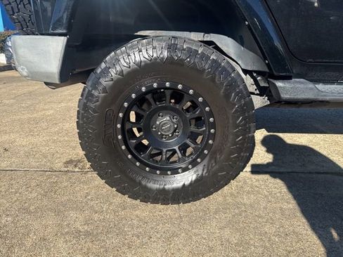 Used 2017 Jeep Wrangler Unlimited Sahara image 29