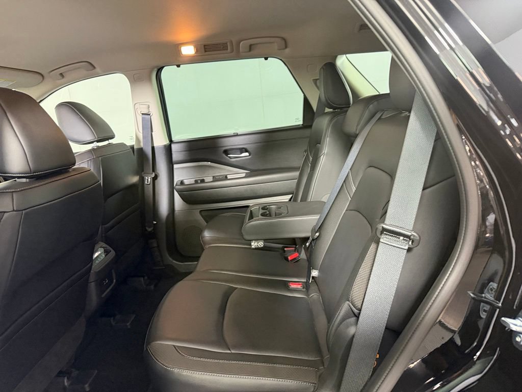 Used 2025 Nissan Pathfinder SL FWD image 18