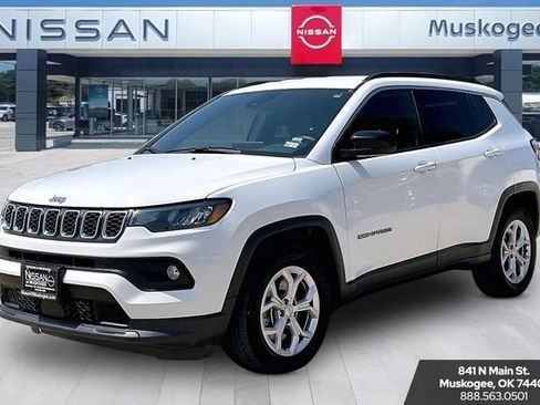 Used 2024 Jeep Compass Latitude AWD/4WD image 3