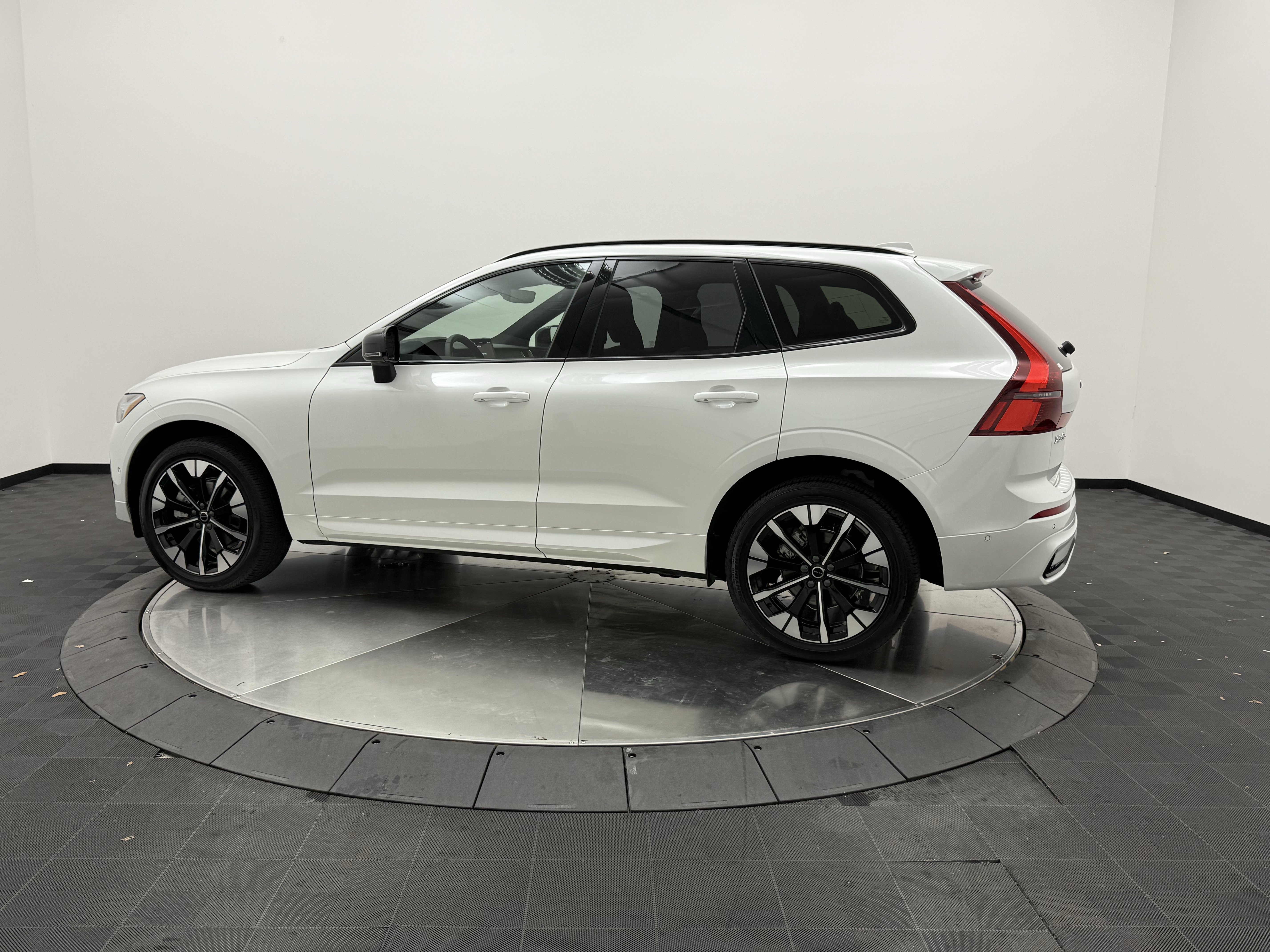 Certified 2026 Volvo XC60 B5 Plus AWD/4WD image 5