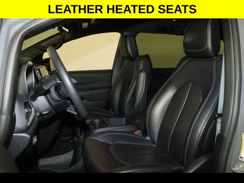 Used 2025 Chrysler Pacifica Select FWD image 3