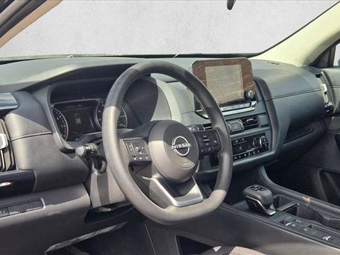 Used 2024 Nissan Pathfinder S image 9