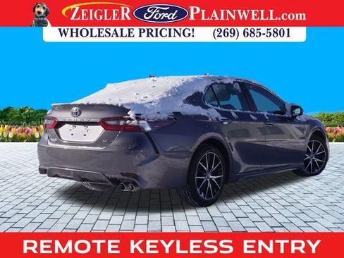Used 2023 Toyota Camry SE image 3