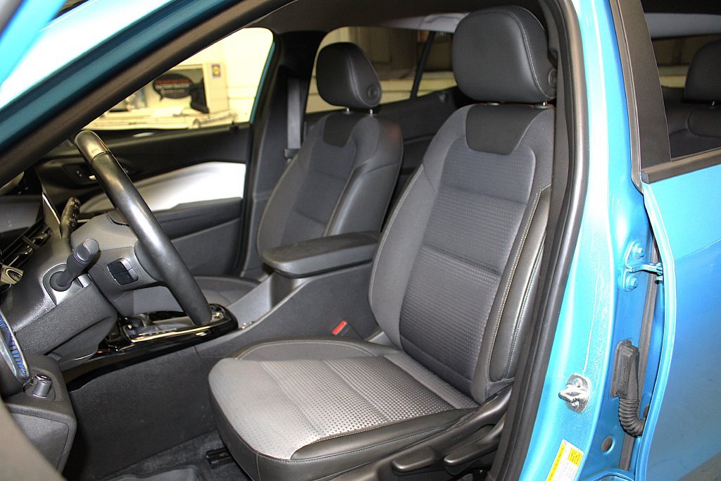Used 2025 Chevrolet Trax LT w/ LT Convenience Package FWD image 24