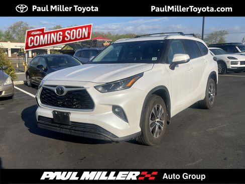 Used 2023 Toyota Highlander XLE AWD/4WD image 1