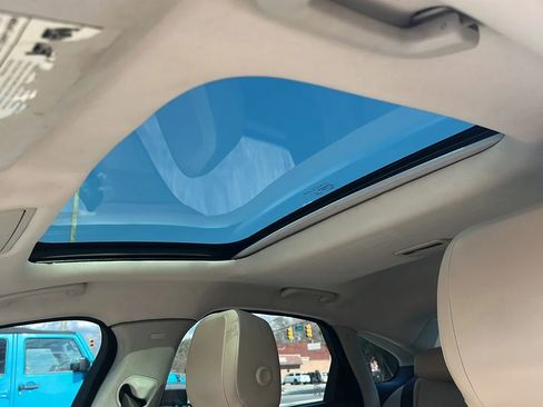 Used 2017 Jaguar XF Premium image 33