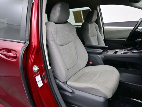 Used 2021 Toyota Sienna LE image 14