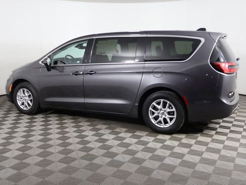 Used 2023 Chrysler Pacifica Touring-L FWD image 14