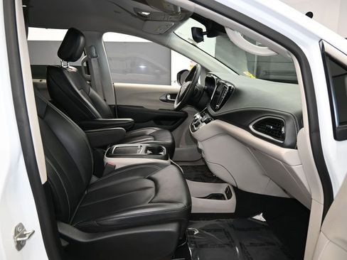 Used 2023 Chrysler Pacifica Touring-L image 46