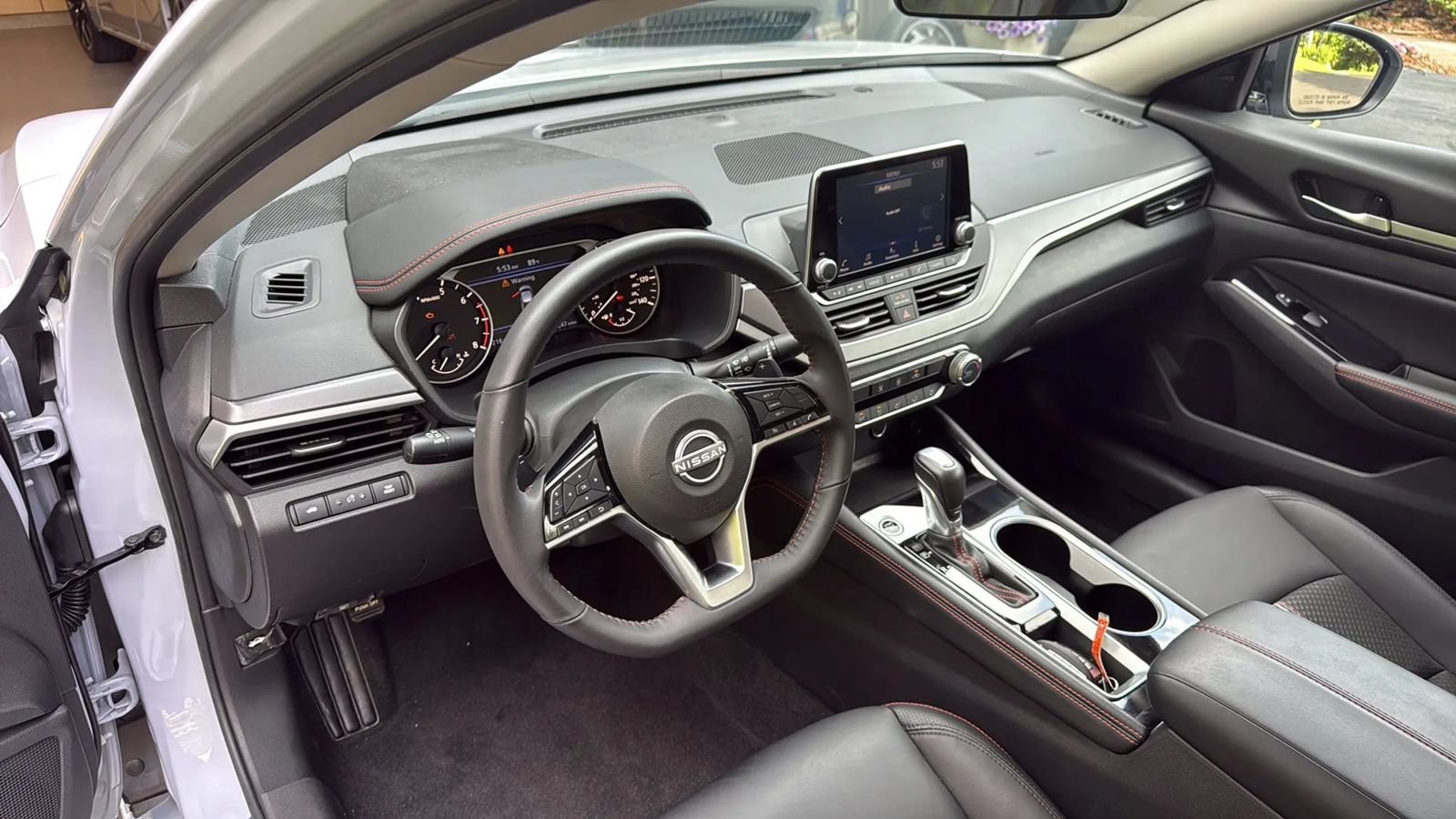 Used 2025 Nissan Altima 2.5 SR FWD image 10