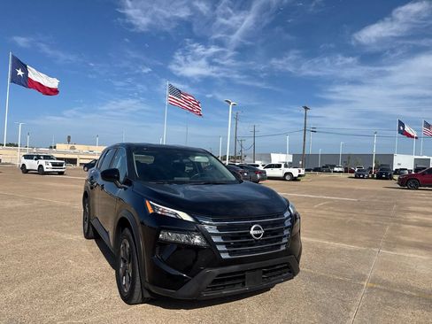 Certified 2025 Nissan Rogue SV FWD image 2