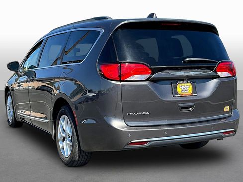 Used 2017 Chrysler Pacifica Touring-L w/ Tire & Wheel Group FWD image 6