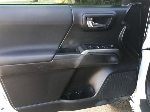 Used 2021 Toyota Tacoma TRD Off-Road w/ Technology Package AWD/4WD image 21