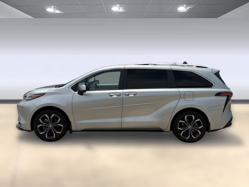 Used 2025 Toyota Sienna Platinum FWD image 2