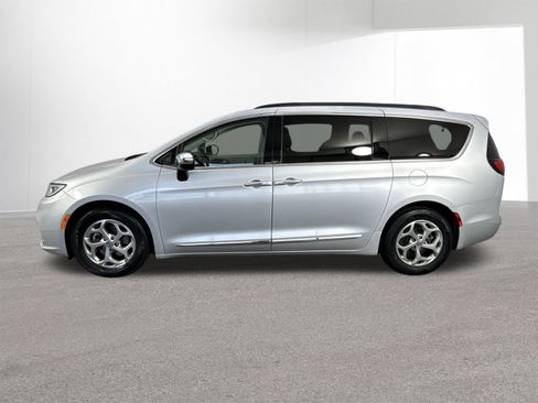 Used 2023 Chrysler Pacifica Limited FWD image 30