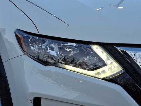 Used 2020 Nissan Rogue SV image 9