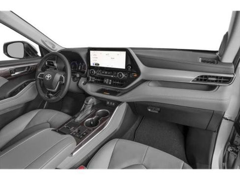 Used 2025 Toyota Highlander Platinum image 16
