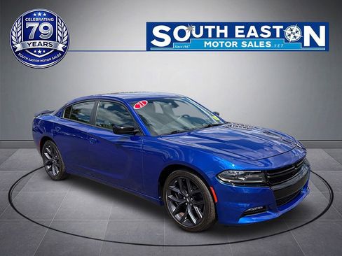 Used 2021 Dodge Charger SXT w/ Blacktop Package RWD image 2