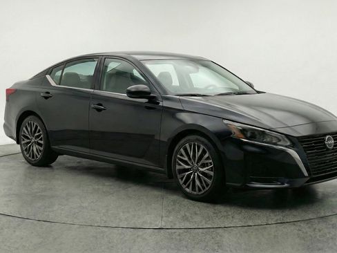 Used 2025 Nissan Altima 2.5 SV image 1