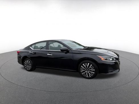Used 2025 Nissan Altima 2.5 SV FWD image 2