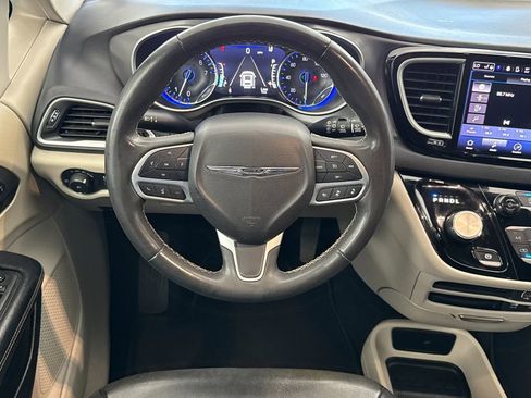 Used 2022 Chrysler Pacifica Touring-L FWD image 13