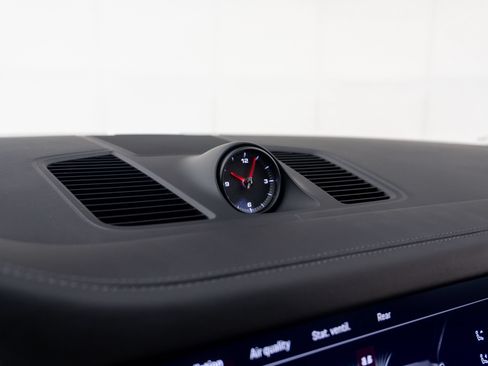Certified 2023 Porsche Cayenne AWD/4WD image 28