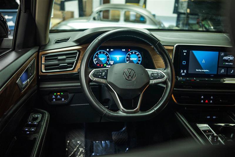 Used 2025 Volkswagen Atlas SE AWD/4WD image 17