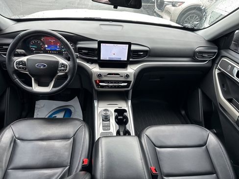 Used 2022 Ford Explorer XLT w/ Equipment Group 202A image 17