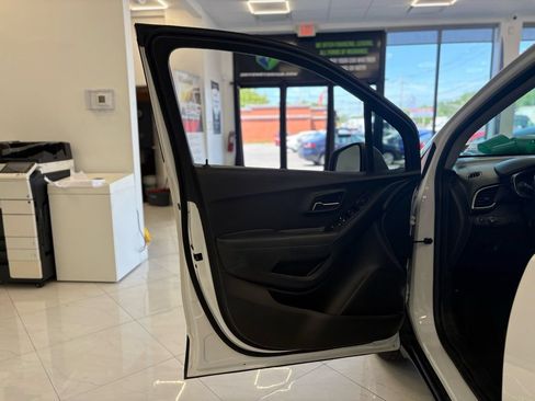 Used 2019 Chevrolet Trax LT w/ LT Convenience Package AWD/4WD image 35