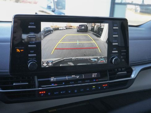 Used 2021 Toyota Sienna Limited image 21