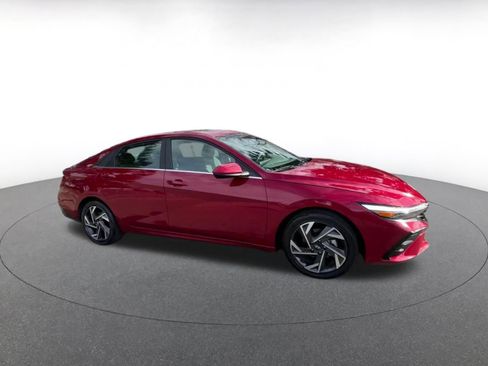 Used 2025 Hyundai Elantra SEL image 2