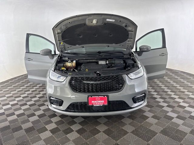 Used 2021 Chrysler Pacifica Touring w/ S Appearance Package FWD image 11