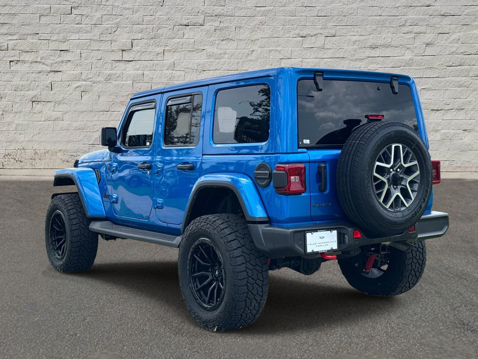 Used 2025 Jeep Wrangler Unlimited Sahara AWD/4WD image 3