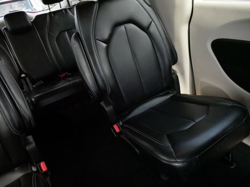 Used 2023 Chrysler Pacifica Touring-L FWD image 14
