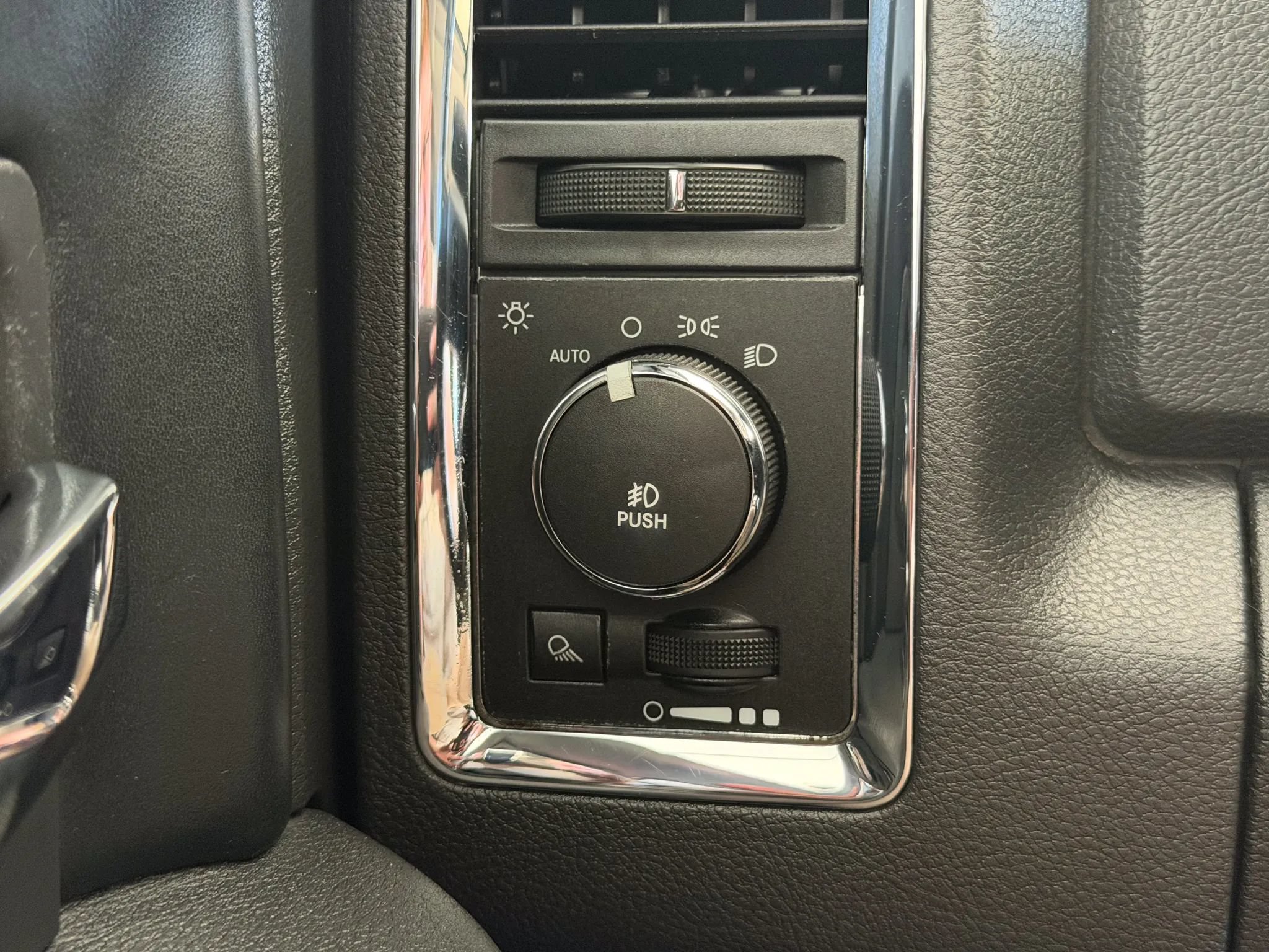 Used 2012 RAM 1500 Laramie Limited AWD/4WD image 38