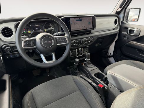 Used 2025 Jeep Wrangler Sahara 4xe image 15