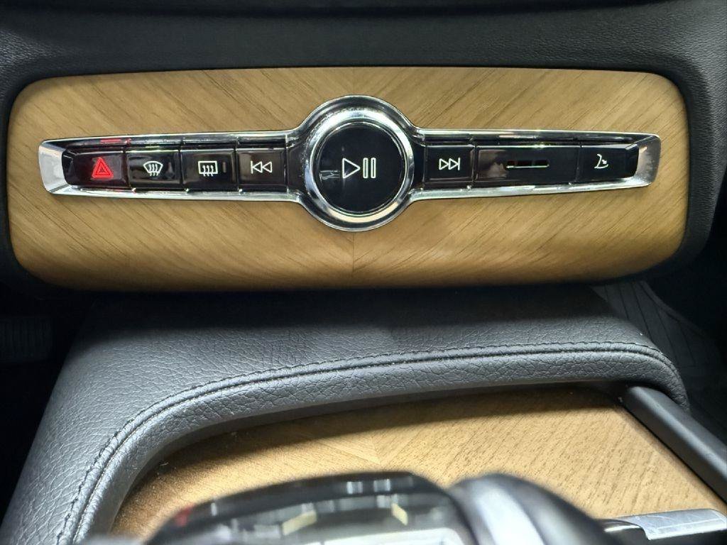 Used 2022 Volvo XC90 T6 Momentum w/ Climate Package AWD/4WD image 21