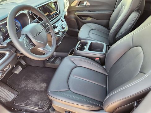 New 2026 Chrysler Pacifica Select image 9