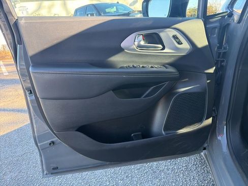 Used 2025 Chrysler Pacifica Limited image 12