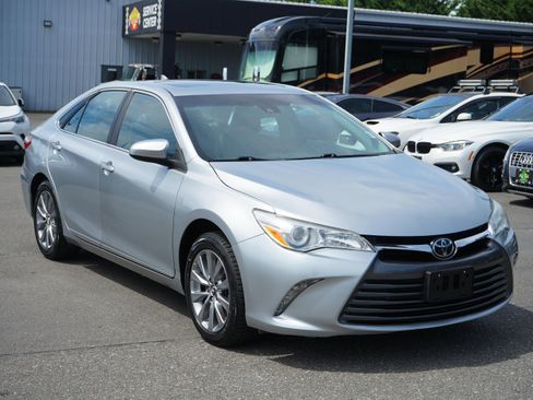 Used 2017 Toyota Camry XLE w/ Moonroof Package FWD image 7