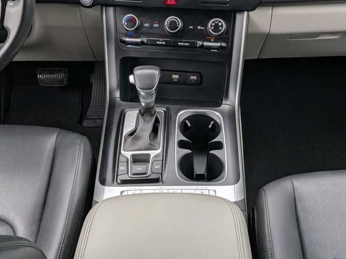 Used 2024 Kia Carnival LX FWD image 21