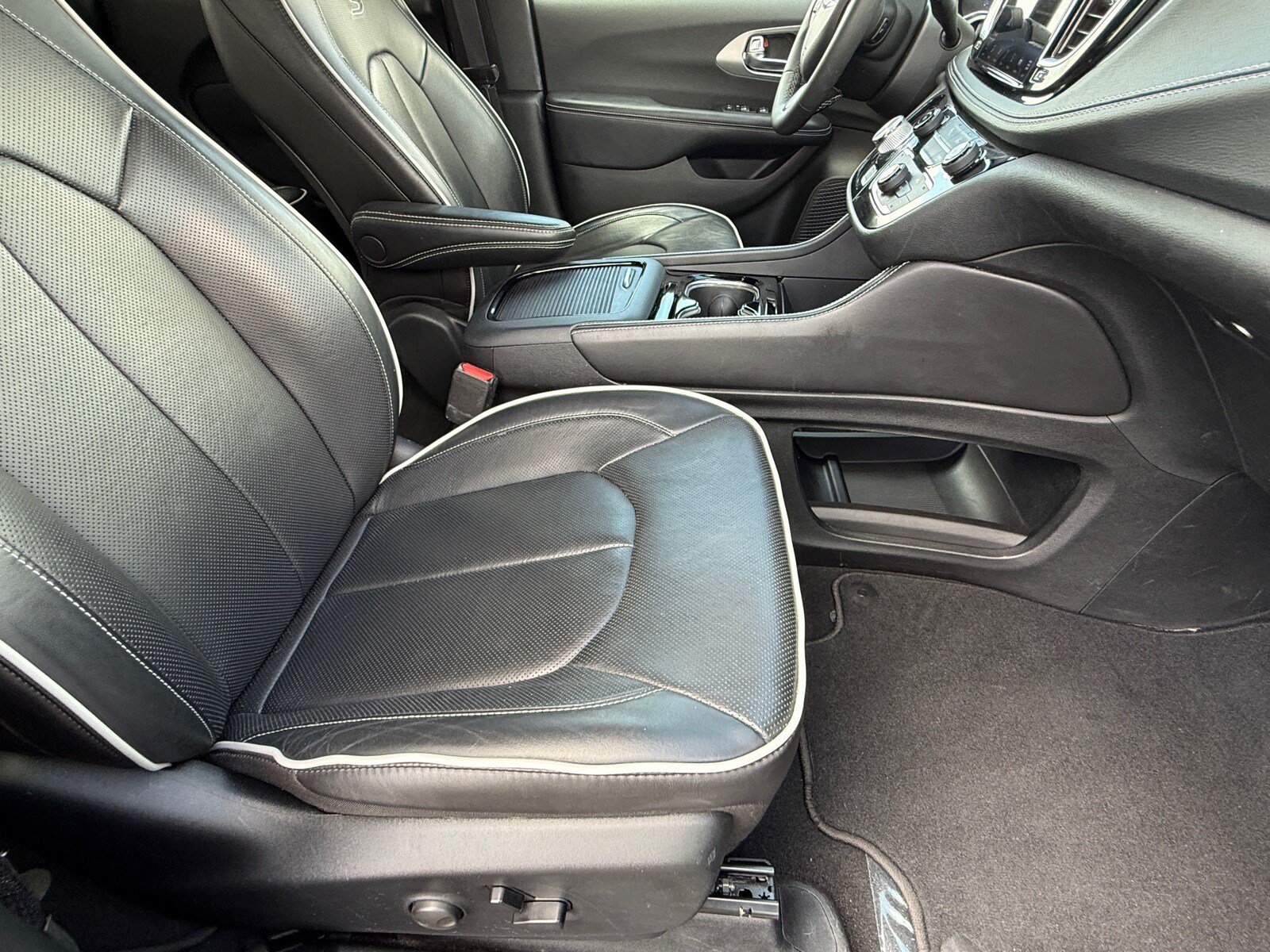 Used 2025 Chrysler Pacifica Limited FWD image 10