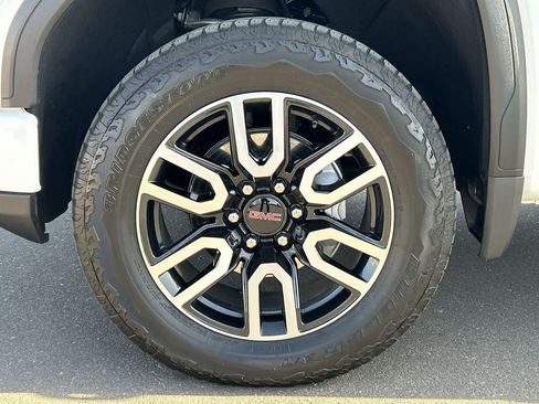 Used 2025 GMC Sierra 1500 AT4 w/ Technology Package AWD/4WD image 32