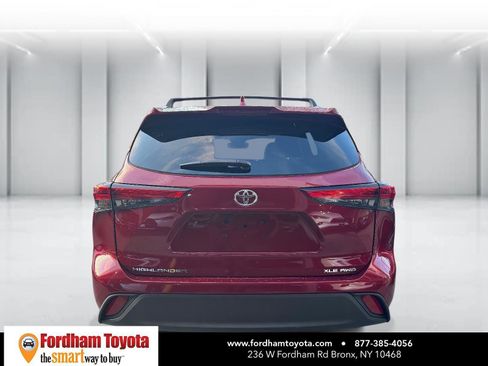 Certified 2021 Toyota Highlander XLE image 6