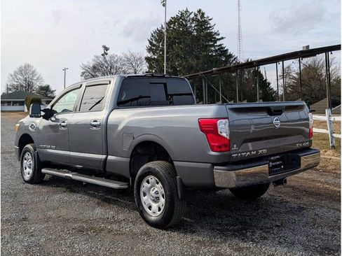 Used 2017 Nissan Titan SV image 5