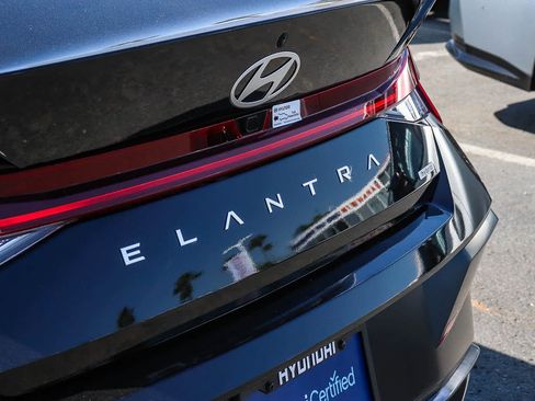 Used 2025 Hyundai Elantra Limited FWD image 12