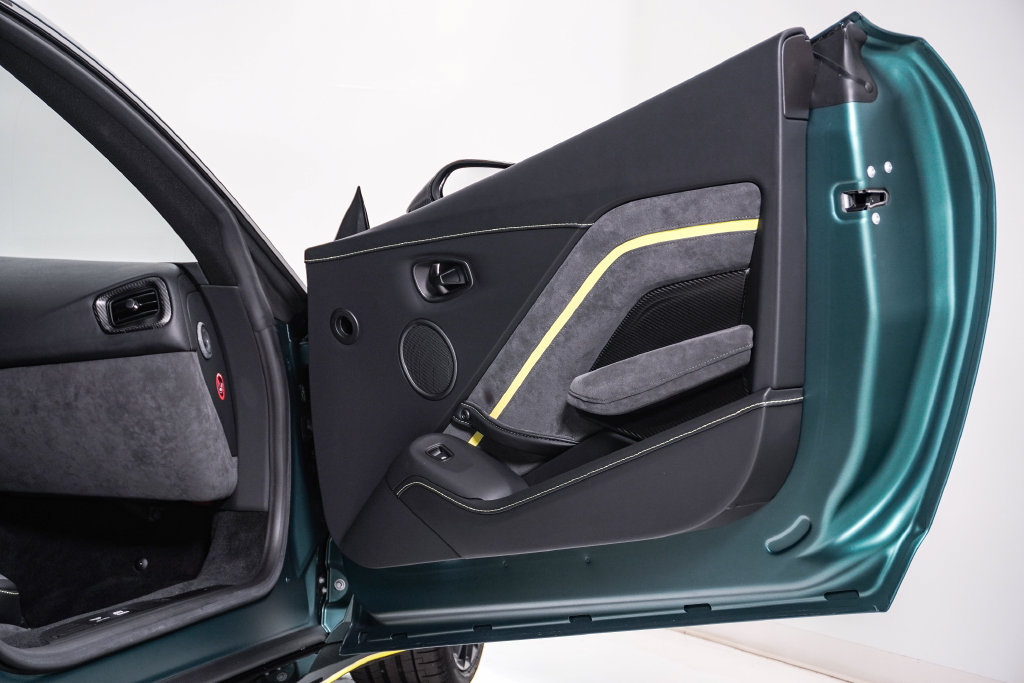 Used 2023 Aston Martin V8 Vantage Coupe RWD image 22