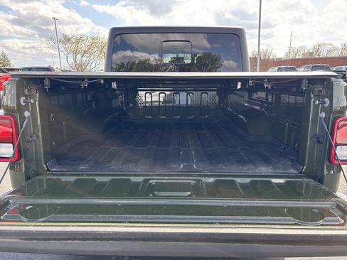 Used 2023 Jeep Gladiator Willys image 9