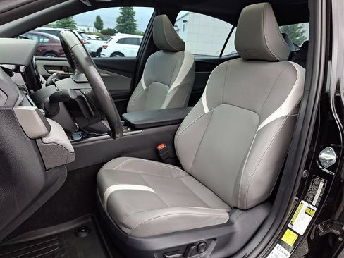 Used 2025 Toyota Camry SE w/ Convenience Package FWD image 15